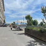 Celui Qui Est Au Centre