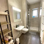 Celui Qui Est Au Centre * Genève