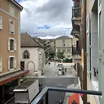 Celui Qui Est Au Centre