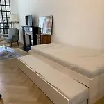 Celui Qui Est Au Centre Appartement Genève