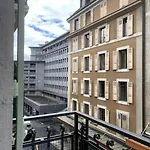Celui Qui Est Au Centre *
