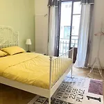 Celui Qui Est Au Centre Genève
