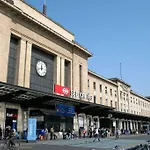 Celui Qui Est Au Centre