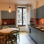 Celui Qui Est Au Centre Appartement Genève