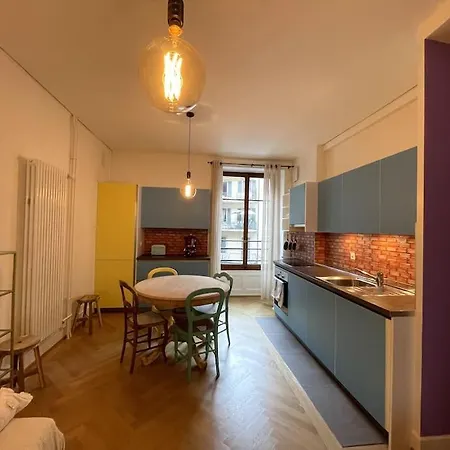 Celui Qui Est Au Centre Apartment Geneva