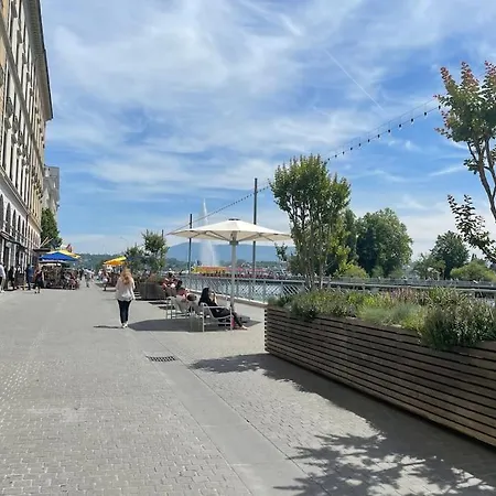 Celui Qui Est Au Centre Geneva