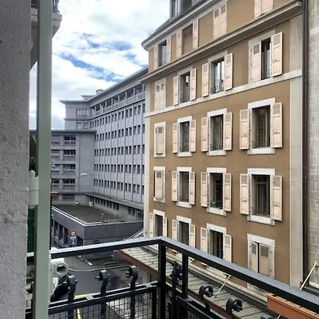 Celui Qui Est Au Centre *