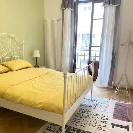 Celui Qui Est Au Centre Geneva