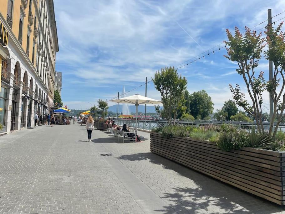 Celui Qui Est Au Centre Genf