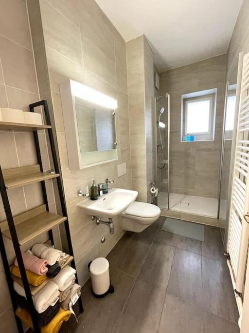 Celui Qui Est Au Centre * Genf