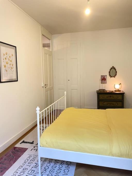 Celui Qui Est Au Centre *