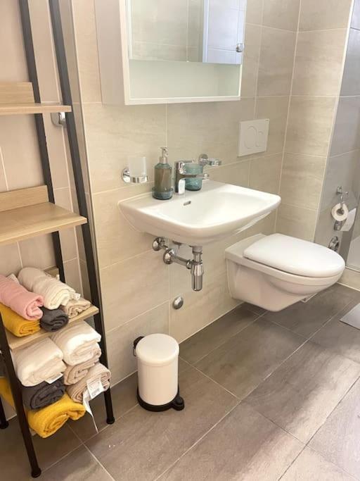 Celui Qui Est Au Centre *