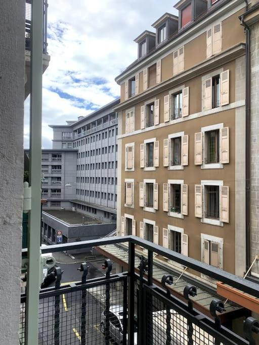 Celui Qui Est Au Centre *